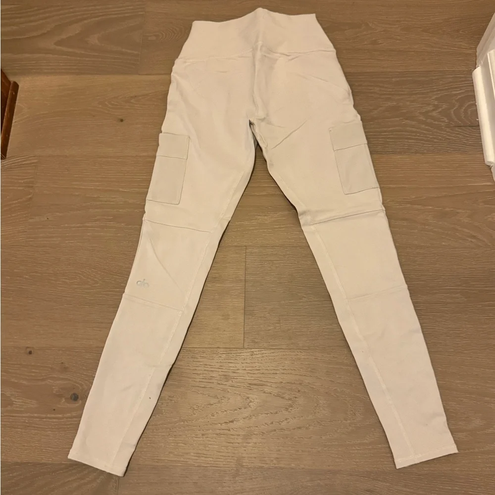 ALO High-Waisted Cargo Leggings in Bone